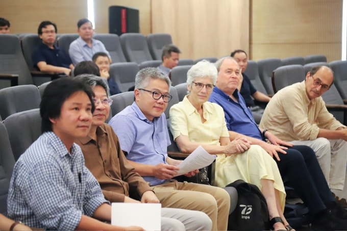 GS Ngô Bảo Châu (áo xanh, ngồi giữa) cùng các nhà khoa học quốc tế tại hội thảo thường niên của VIASM năm 2023. Ảnh: VIASM