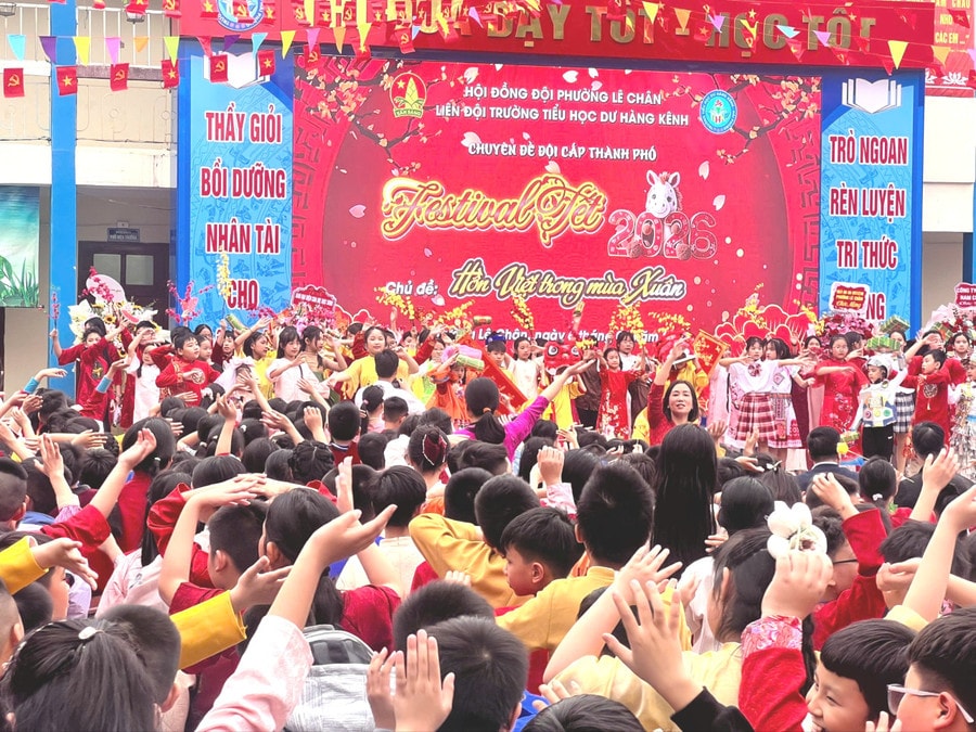 Học sinh hào hứng hát vang bài hát Tết là Tết.