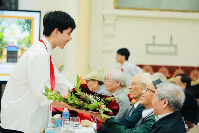 An Kỳ tặng hoa cho các thầy giáo trong lễ tri ân ngày 20/11 của trường THCS Trưng Vương. Ảnh: Gia đình cung cấp