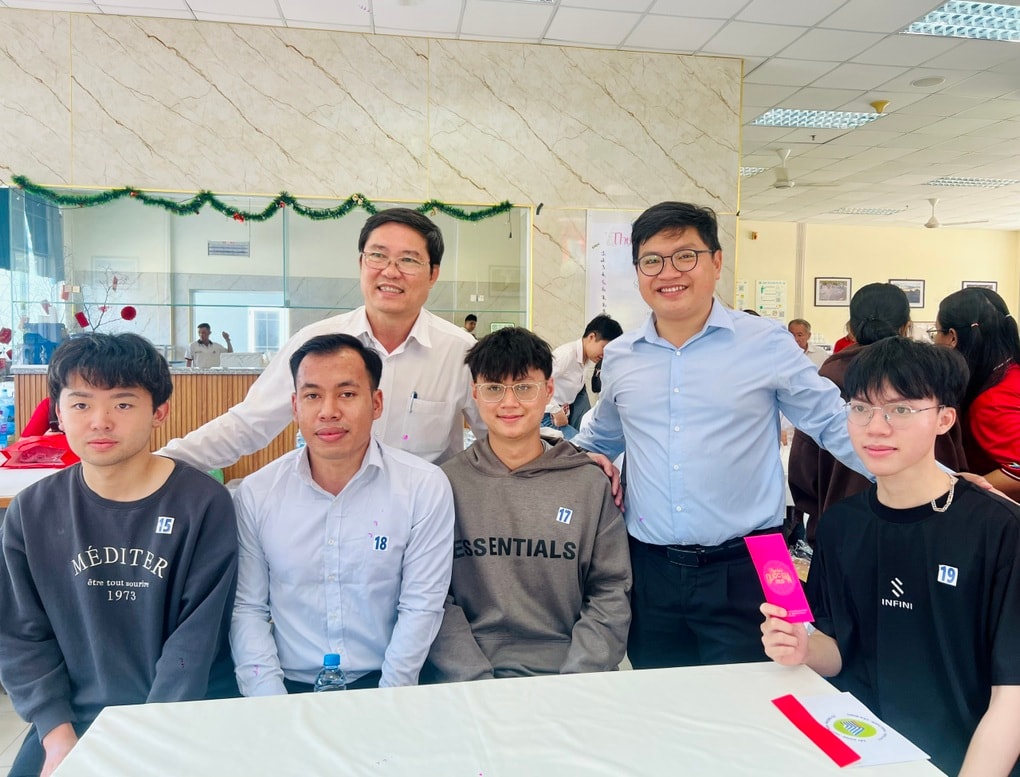 Sinh viên ở lại ký túc xá đón Tết được tặng 1 triệu đồng - 1