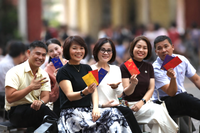 Giáo viên hệ thống trường liên cấp Ngô Thời Nhiệm nhận lì xì trong buổi sơ kết học kỳ I, ngày 7/2. Ảnh: Nhà trường cung cấp