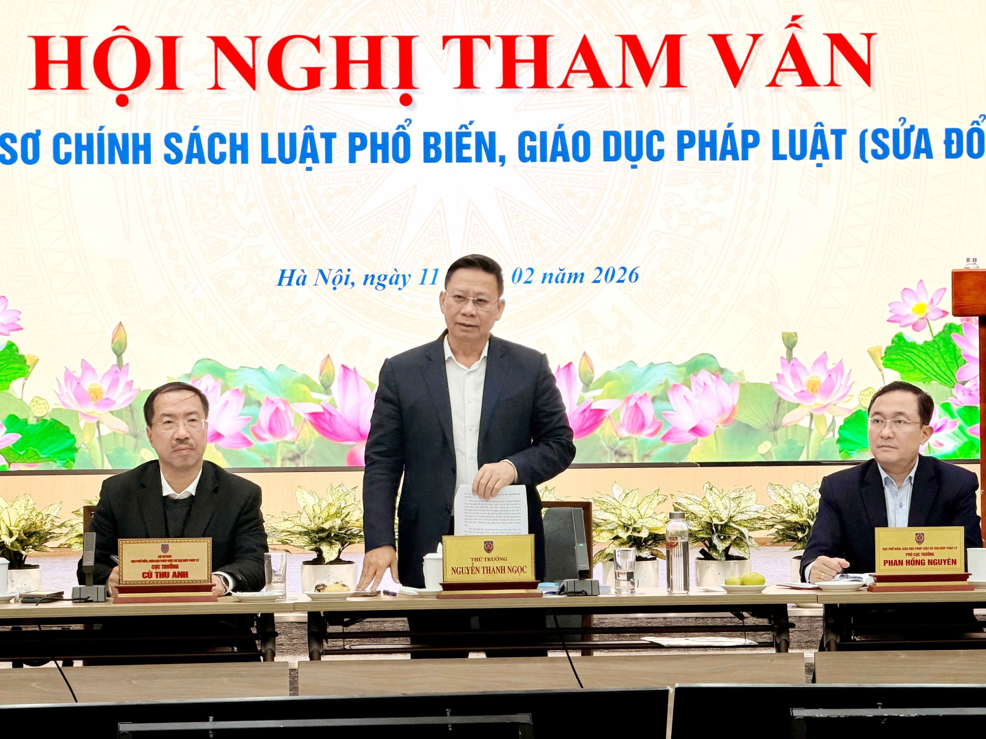 Thứ trưởng Bộ Tư pháp Nguyễn Thanh Ngọc phát biểu khai mạc Hội nghị tham vấn về hồ sơ chính sách xây dựng Luật Phổ biến, giáo dục pháp luật (sửa đổi), nhấn mạnh yêu cầu đổi mới tư duy lập pháp, hoàn thiện cơ chế bảo đảm nguồn lực và đẩy mạnh chuyển đổi số trong công tác phổ biến, giáo dục pháp luật. Ảnh: Cao L