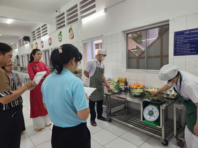 Công khai nguồn gốc xuất xứ thực phẩm trong bữa ăn bán trú - Ảnh 2.