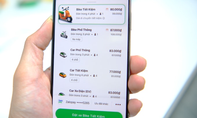 Các ứng dụng đặt xe thường xuyên ghi nhận tình trạng nhu cầu cao từ khách hàng những ngày cận Tết. Ảnh: Anh Tú