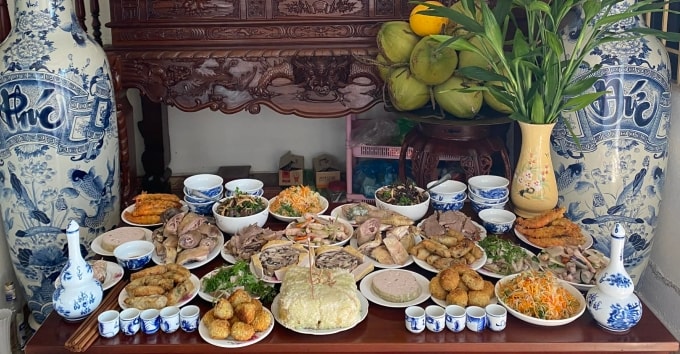 Mâm cỗ năm nay, gia đình nhà ông Hùng làm đơn giản, nhiều món rau, luộc, hấp hơn để đảm bảo sức khỏe. Ảnh: Nhân vật cung cấp