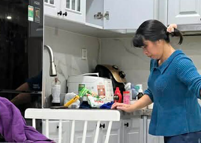 Người dọn nhà theo giờ trong chung cư ở Tây Mỗ. Ảnh: Ngô Cường