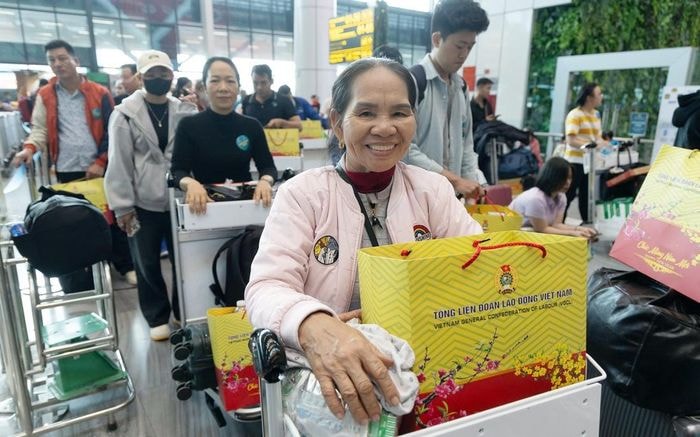  Đoàn viên, người lao động về quê đón Tết lên chuyến bay Vietnam Airlines 