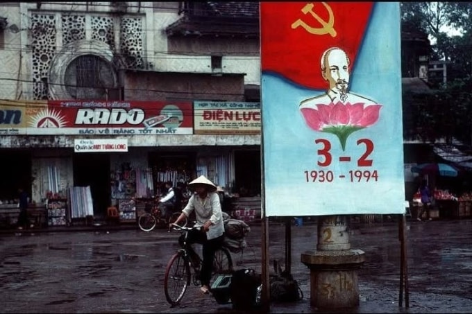 Người dân đạp xe trên phố. Những năm đầu thập niên 1990, xe đạp vẫn là phương tiện giao thông phổ biến ở các đô thị.