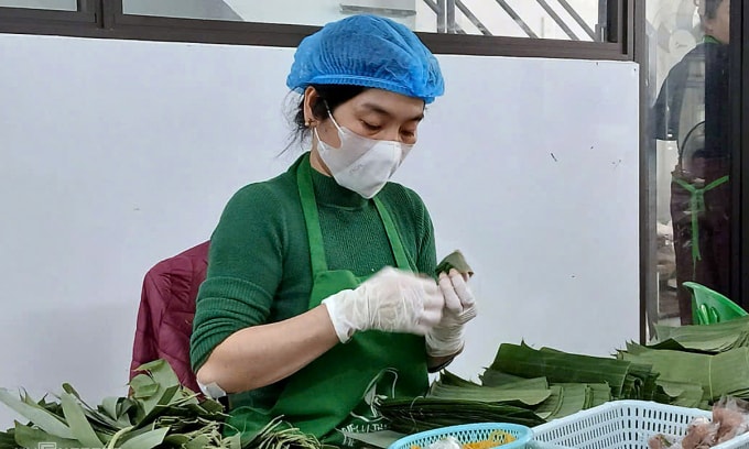 Chị Hoàng Thị Nga thu về 1,5-2 triệu mỗi ngày từ nghề gói nem thuê. Ảnh: Lường Toán