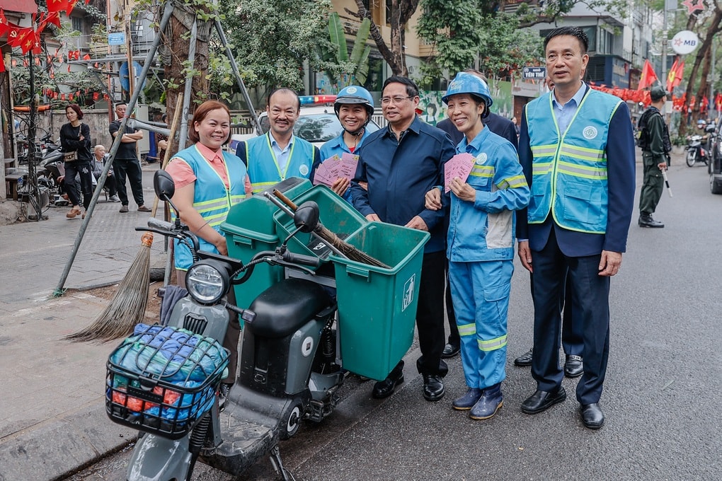 Thủ tướng lì xì, chụp ảnh cùng công nhân vệ sinh môi trường trên phố - 3