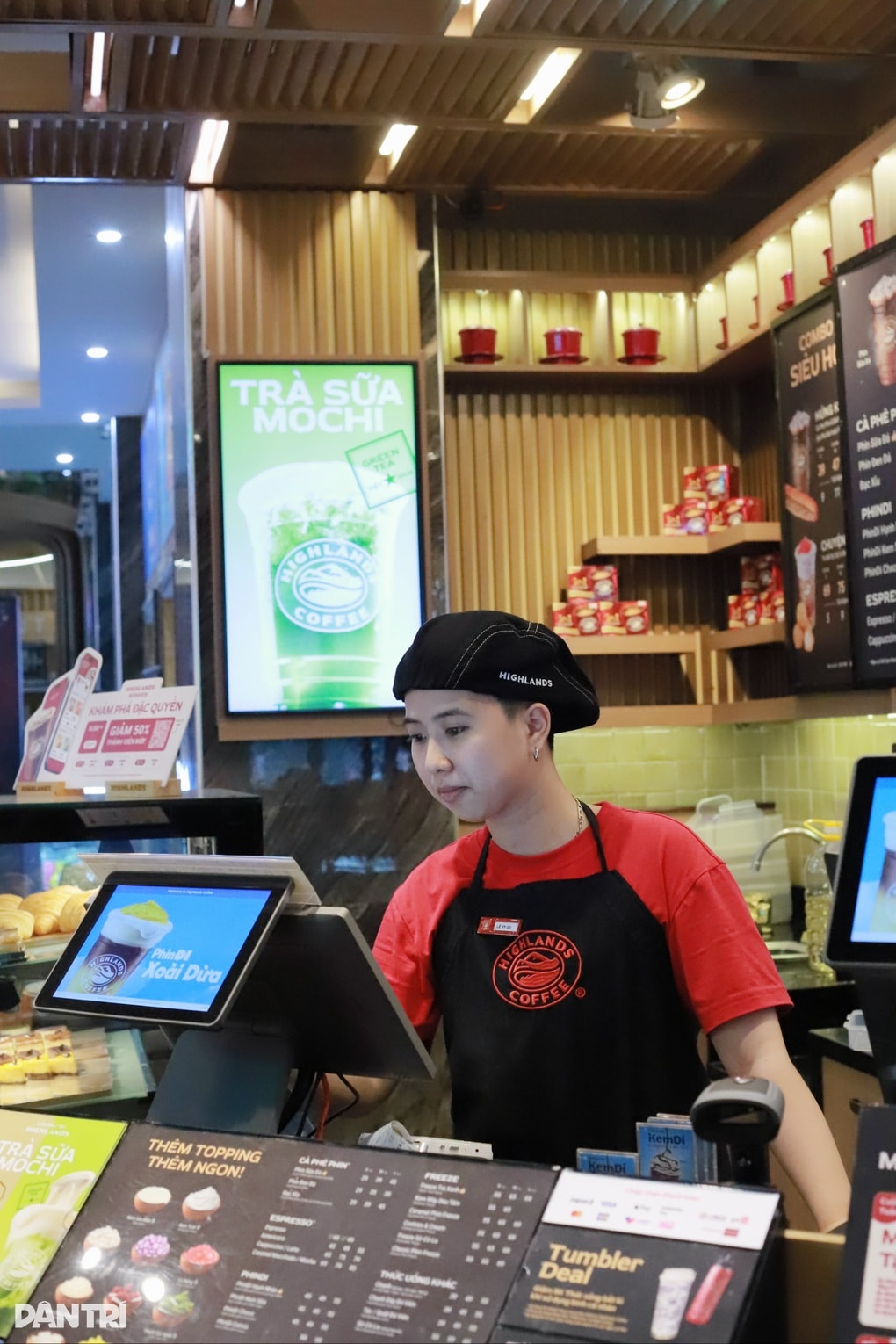 Sinh viên đi làm xuyên Tết kiếm 5-8 triệu đồng thay vì về nhà đoàn tụ - 1