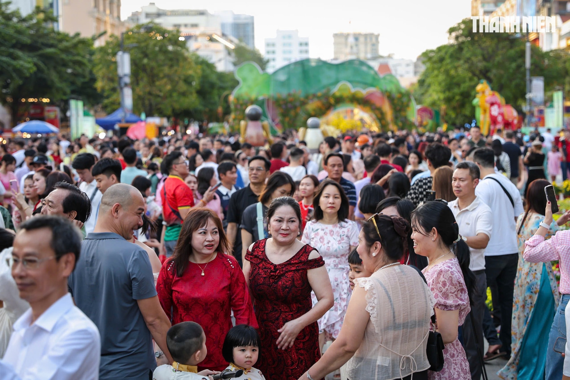 Chiều tối 29 tết: Ngay lúc này, dòng người đổ về trung tâm TP.HCM đón giao thừa- Ảnh 3.
