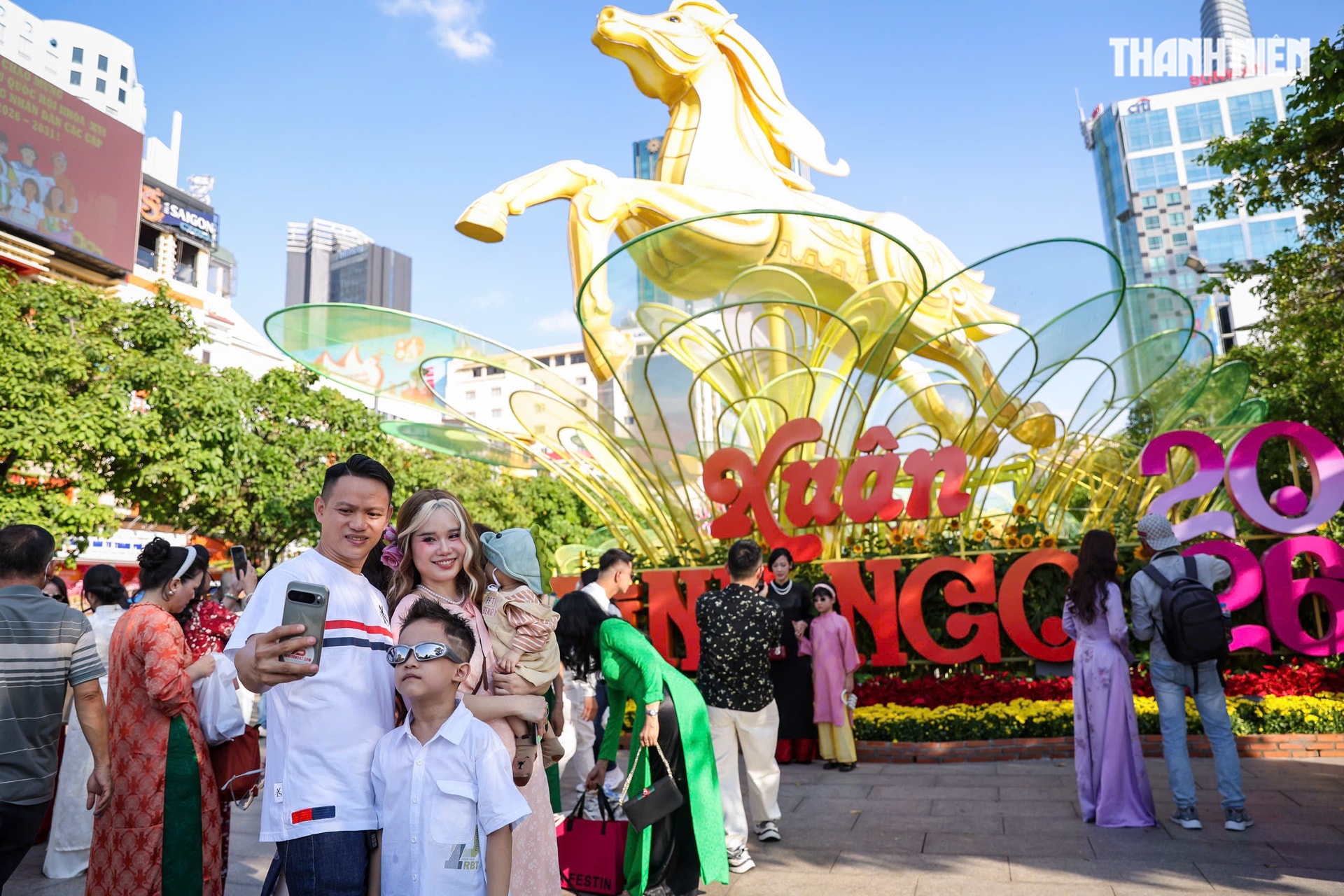 Chiều tối 29 tết: Ngay lúc này, dòng người đổ về trung tâm TP.HCM đón giao thừa- Ảnh 6.