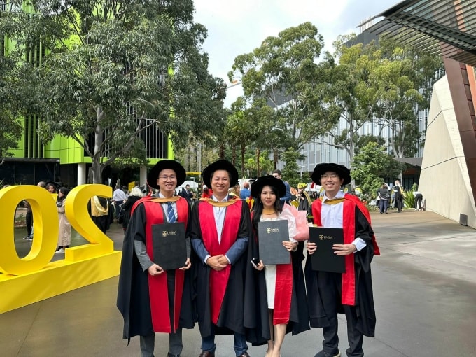 GS Vinh và các học trò ở Đại học New South Wales. Ảnh: Nhân vật cung cấp