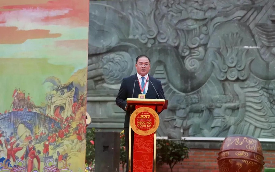 Bí thư Đảng uỷ, Chủ tịch HĐND phường Đống Đa Nguyễn Ngọc Việt đọc diễn văn tại lễ kỷ niệm. (Ảnh: KTĐT) z7550351141590-0df61b0a03ac58bcb90e6c8ee58b423d-1771641684-webp-1771641720.jpg