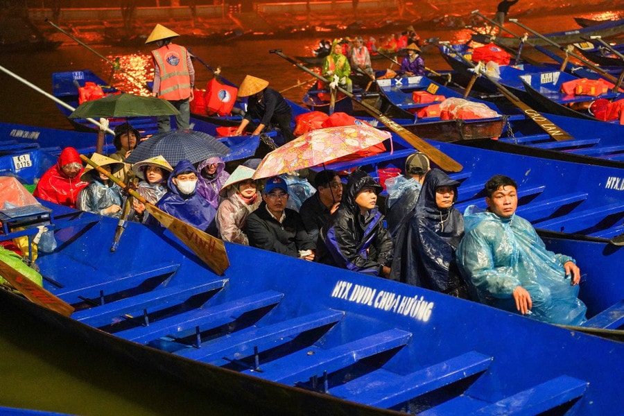 Từ mờ sáng 22/2, người dân chuẩn bị đồ để lên đò tại bến Yến. m1.jpg