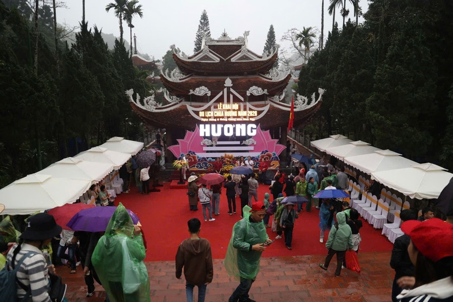 Du khách chụp ảnh tại sân chùa Thiên Trù - nơi diễn ra khai hội. tl-1.jpg