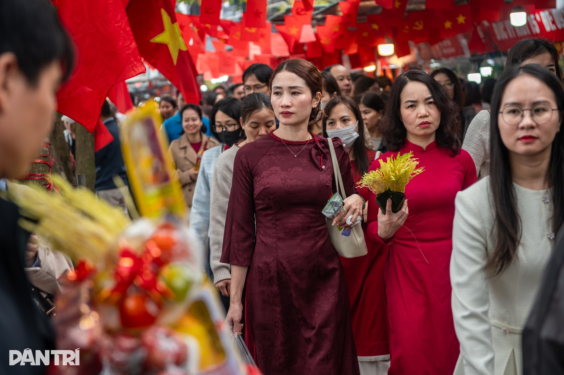 Hàng nghìn người đổ về Phủ Tây Hồ trong ngày đi làm đầu năm - 3