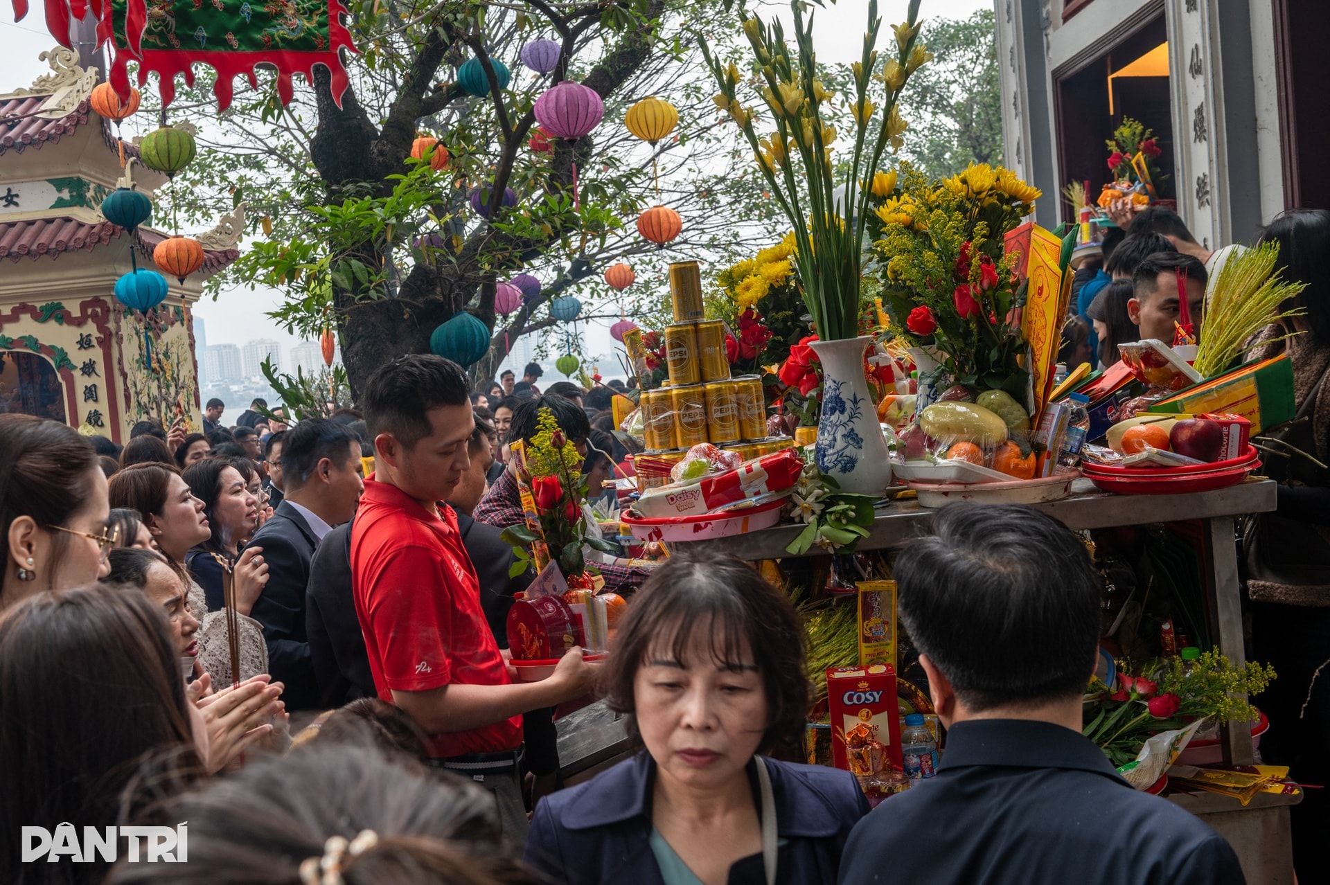 Hàng nghìn người đổ về Phủ Tây Hồ trong ngày đi làm đầu năm - 8