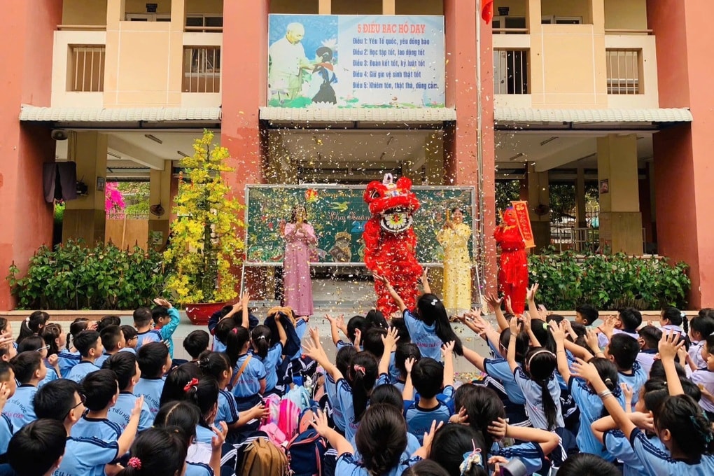 Trường học ở TPHCM lì xì học trò, phụ huynh ngày đầu năm - 1
