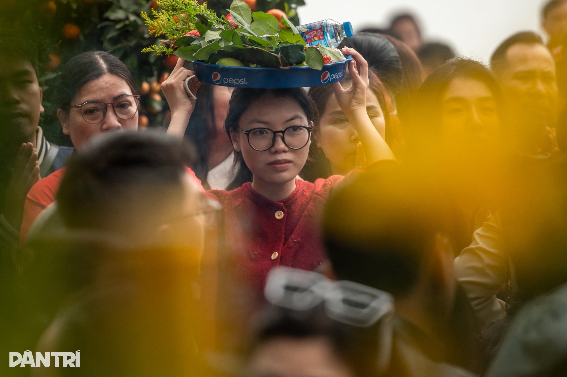 Hàng nghìn người đổ về Phủ Tây Hồ trong ngày đi làm đầu năm - 6