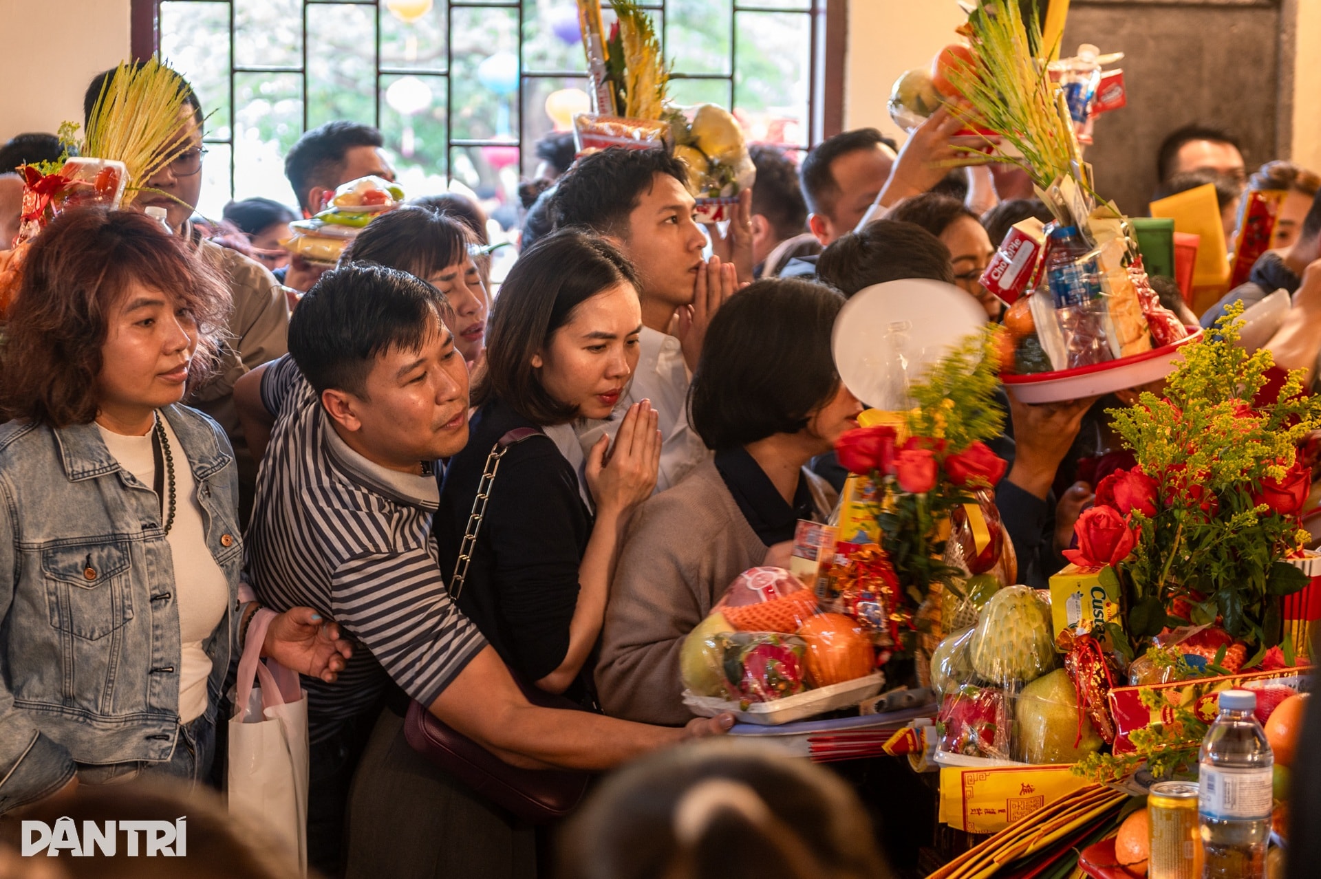 Hàng nghìn người đổ về Phủ Tây Hồ trong ngày đi làm đầu năm - 10