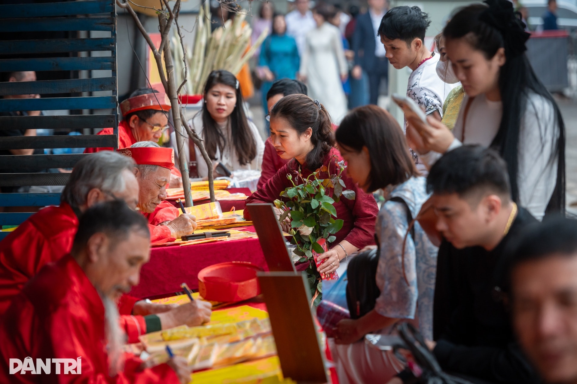 Hàng nghìn người đổ về Phủ Tây Hồ trong ngày đi làm đầu năm - 2