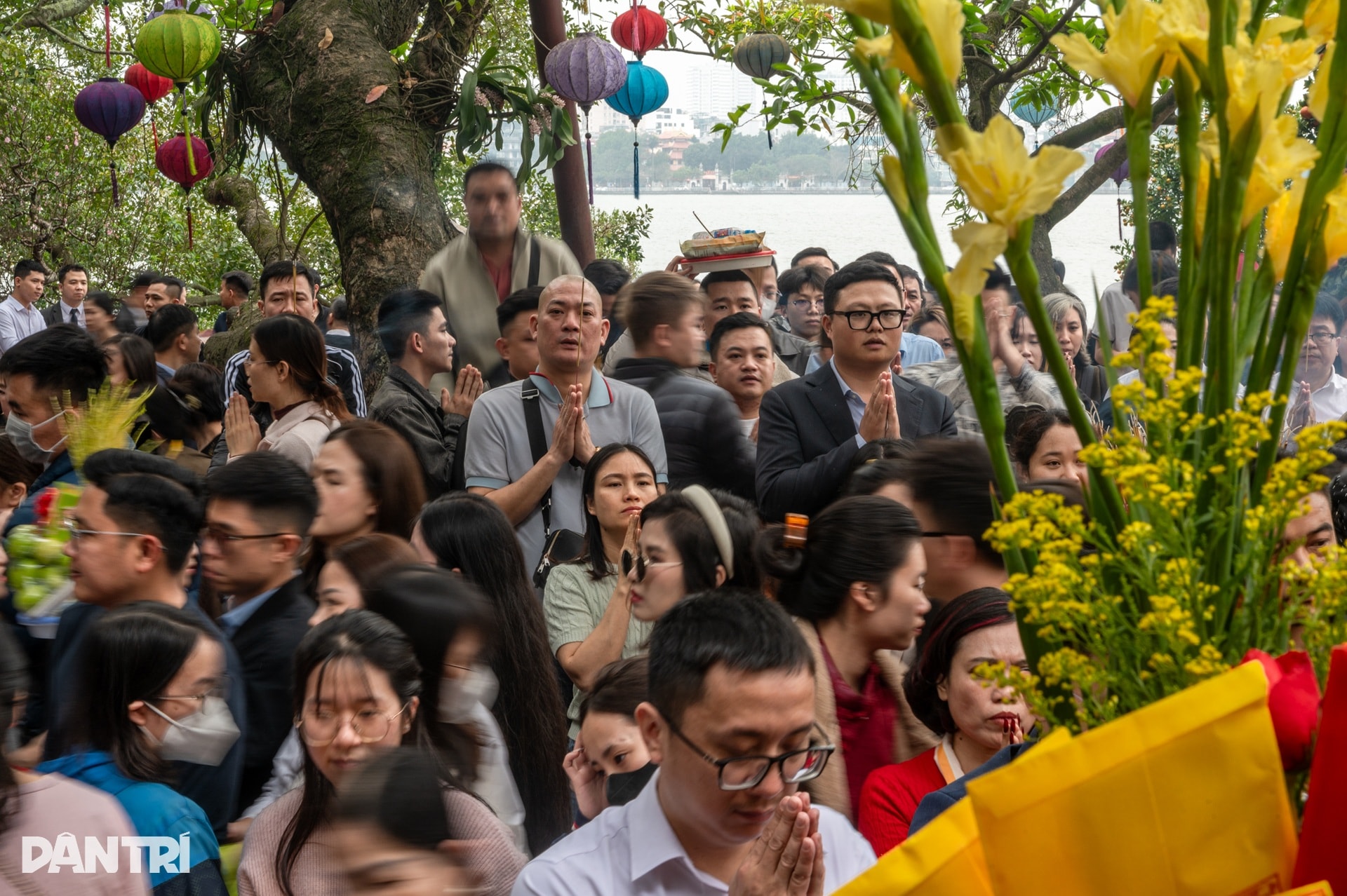 Hàng nghìn người đổ về Phủ Tây Hồ trong ngày đi làm đầu năm - 5