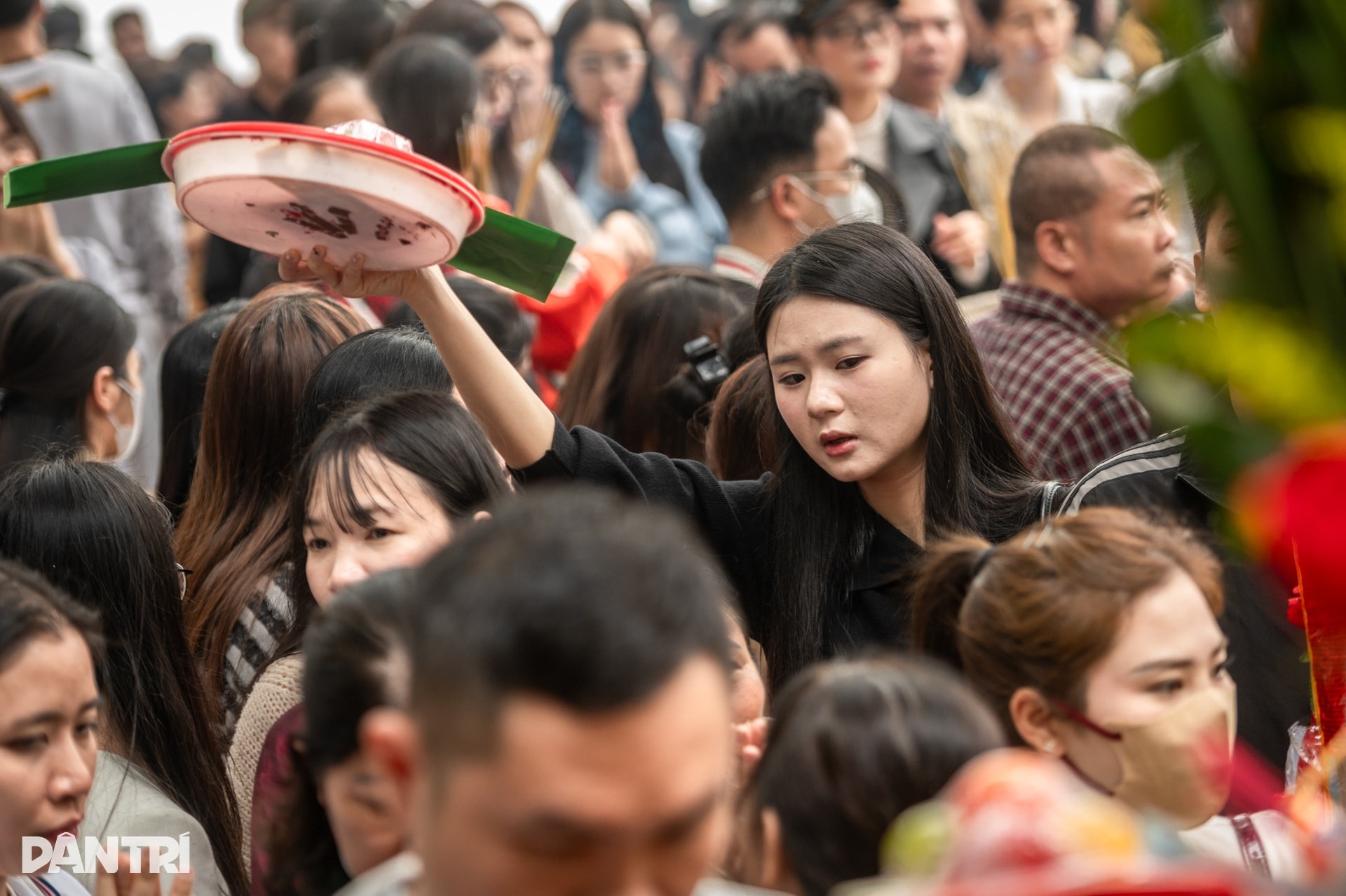 Hàng nghìn người đổ về Phủ Tây Hồ trong ngày đi làm đầu năm - 14