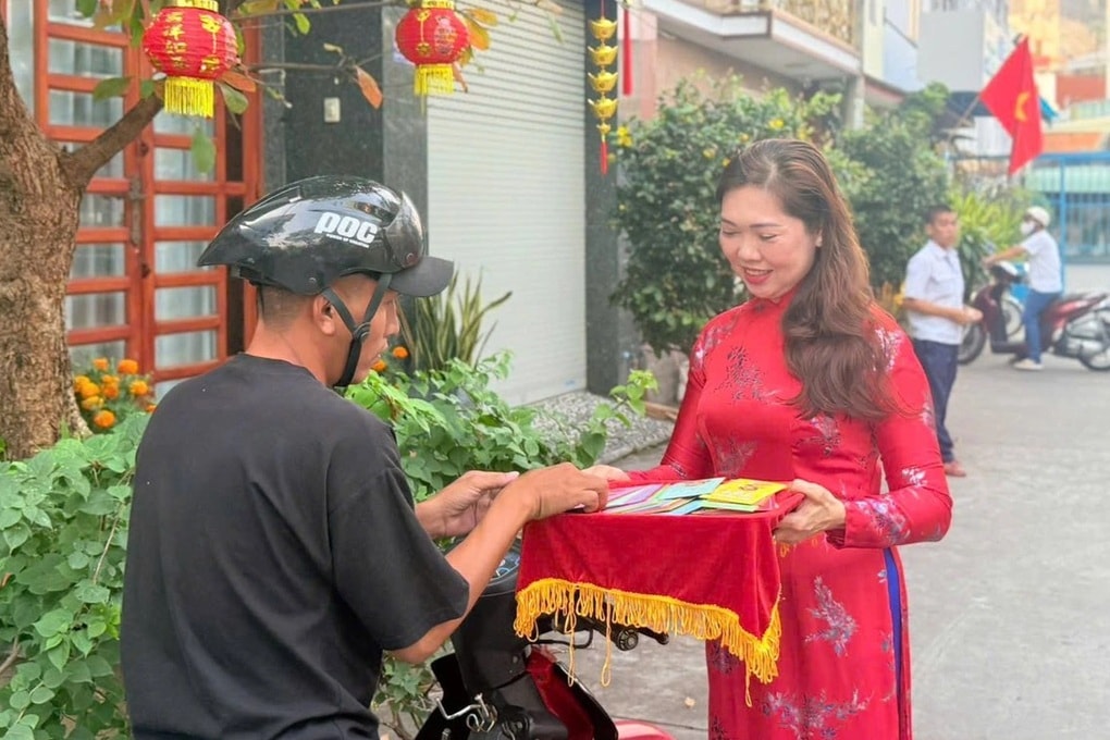 Trường học ở TPHCM lì xì học trò, phụ huynh ngày đầu năm - 3