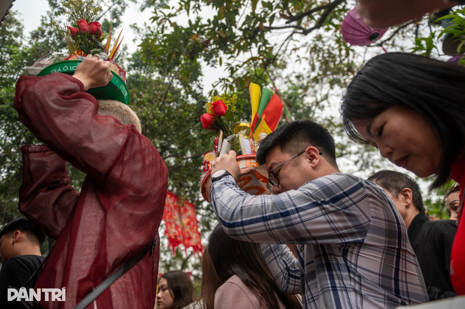 Hàng nghìn người đổ về Phủ Tây Hồ trong ngày đi làm đầu năm - 7