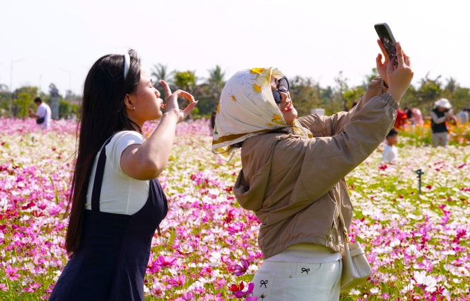 Những chuyến du xuân, sinh hoạt đảo lộn ngày Tết có thể khiến làn da bị ảnh hưởng. Ảnh: An Minh