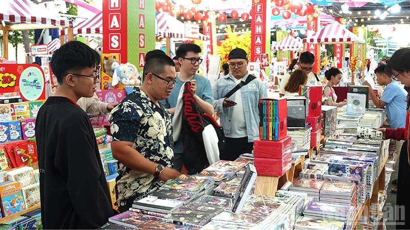 Lễ hội Đường sách Tết Bính Ngọ thu hút người dân, du khách tham quan. (Ảnh: Linh Bảo)