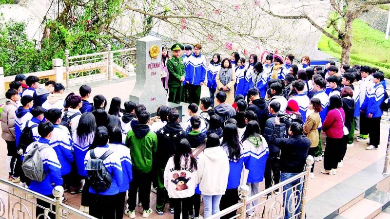 Học sinh Trường trung học phổ thông Đồng Đăng lắng nghe chiến sĩ Đồn Biên phòng Cửa khẩu Hữu Nghị giới thiệu về cột mốc quốc giới số 1116.