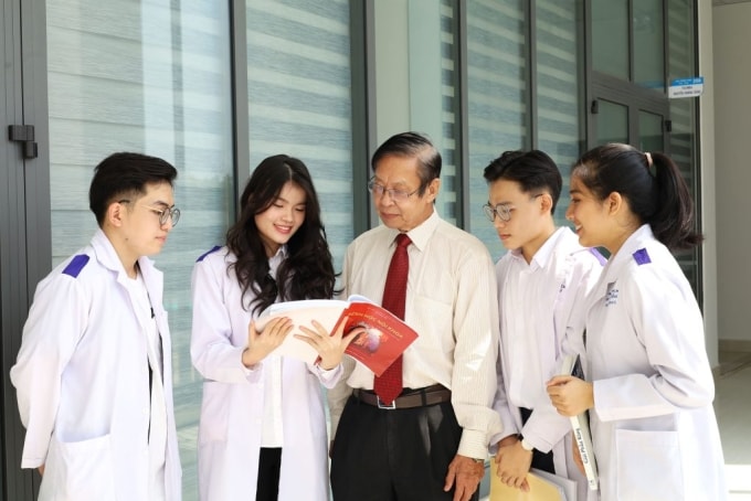 GS.TS Đặng Vạn Phước - Hiệu trưởng danh dự và sinh viên trường Đại học Khoa học sức khỏe. Ảnh: Fanpage nhà trường