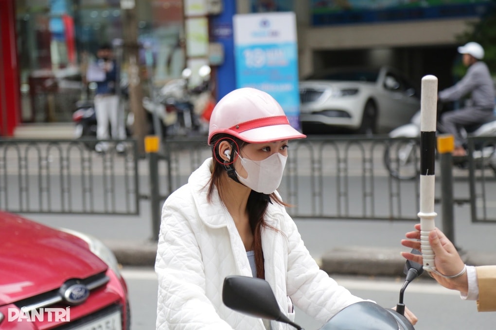 Nghe nhạc trên ô tô không sao, đeo tai nghe khi đi xe máy lại bị phạt? - 1
