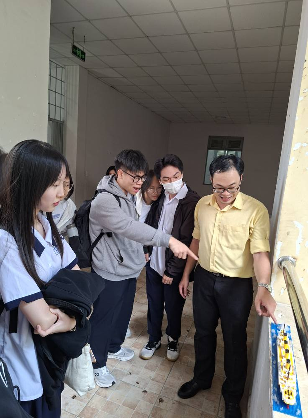 Thầy giáo hoá thân thành thần Zeus, loạt học sinh xin làm xác ướp - 3