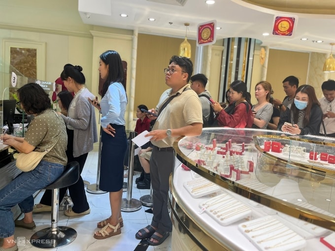 Khách xếp hàng chờ mua vàng, bạc tại trung tâm vàng bạc của DOJI trên đường Hàm Nghi phường Sài Gòn, TP HCM sáng 25/2. Ảnh: Quỳnh Trang