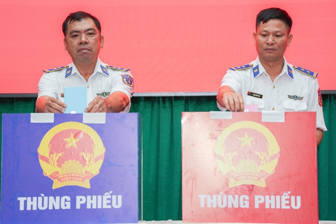 Cán bộ Bộ Tư lệnh Vùng Cảnh sát biển 3 bỏ phiếu. Ảnh: Trường Hà