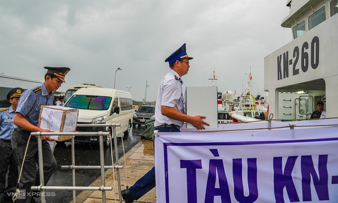 Thùng phiếu được đưa lên tàu Kiểm ngư xuất phát làm nhiệm vụ bầu cử trên biển. Ảnh: Trường Hà