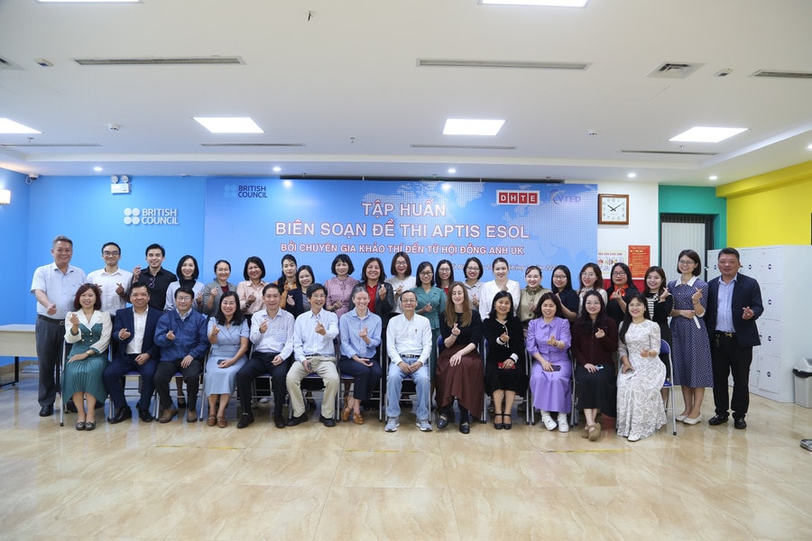 Chuyên gia đến từ Hội đồng Anh (UK) cùng giảng viên tại chương trình tập huấn. 1f2a5757.jpg