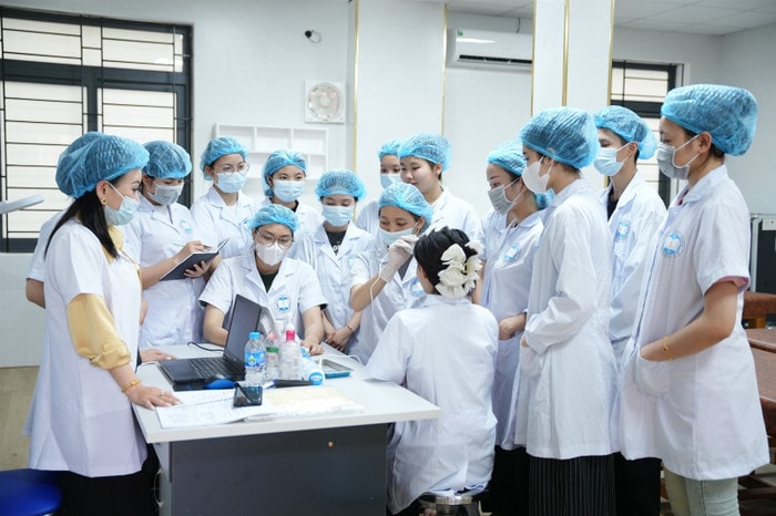 Sinh viên Trường Cao đẳng Y tế Hà Đông trong tiết thực hành. Ảnh: website nhà trường