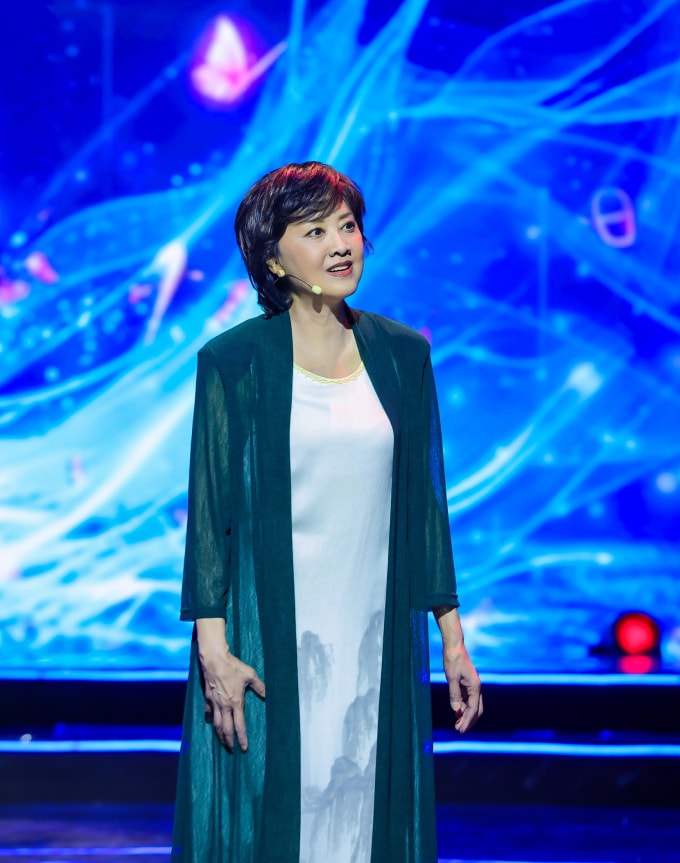 Bà Chu Lâm ở chương trình thơ ca. Ảnh: Weibo