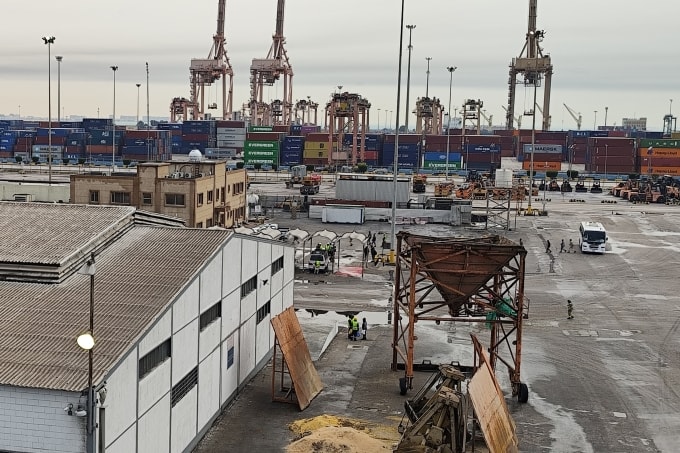Hoạt động xuất, nhập hàng ở cảng Damman, Saudi Arabia (nằm trong vịnh Ba Tư) vẫn diên ra bình thường, sáng 4/3. Ảnh: Trí Khiếu