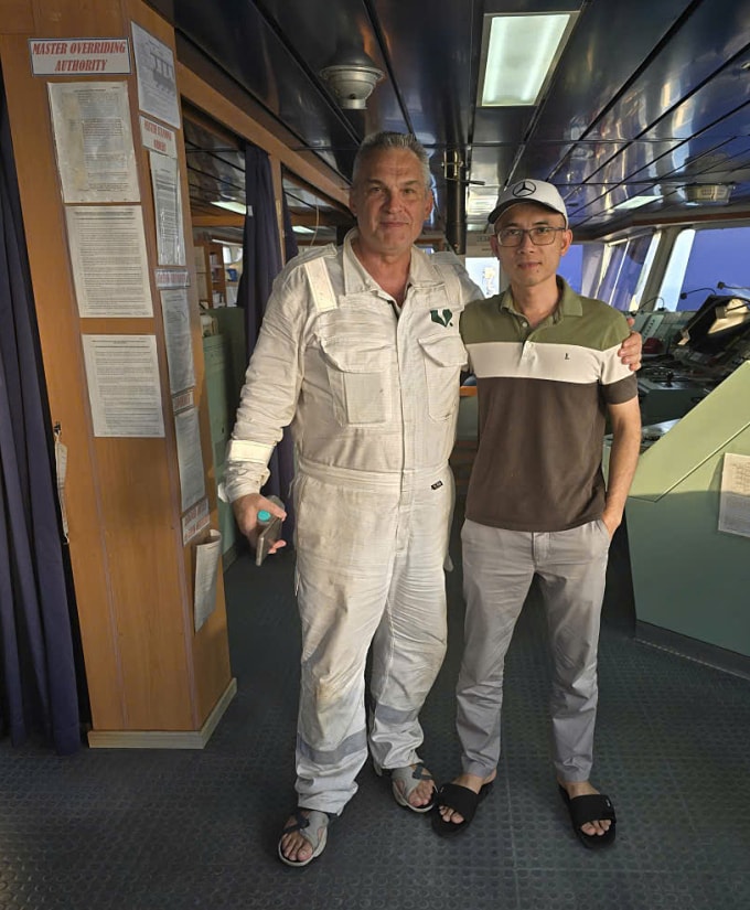 Thuyền trưởng Bùi Đức Tuân (phải) và thuyền trưởng tàu MT MKD VYOM, người Ukaina (trái). Ảnh: NVCC