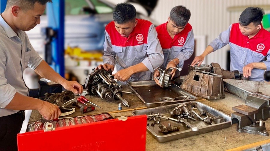 Sinh viên ngành Công nghệ ô tô thực hành sửa chữa tại Trường Cao đẳng Bách khoa Tây Nguyên.