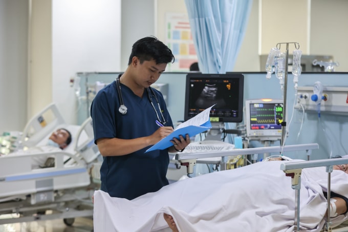 Bác sĩ tại bệnh viện Quân y 175, quận Gò Vấp thăm khám bệnh nhân. Ảnh: Quỳnh Trần