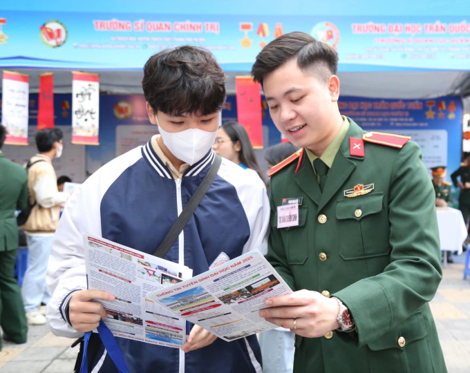 Học viên trường Sĩ quan Chính trị tư vấn cho thí sinh tại ngày hội tư vấn tuyển sinh năm 2025. Ảnh: Fanpage nhà trường