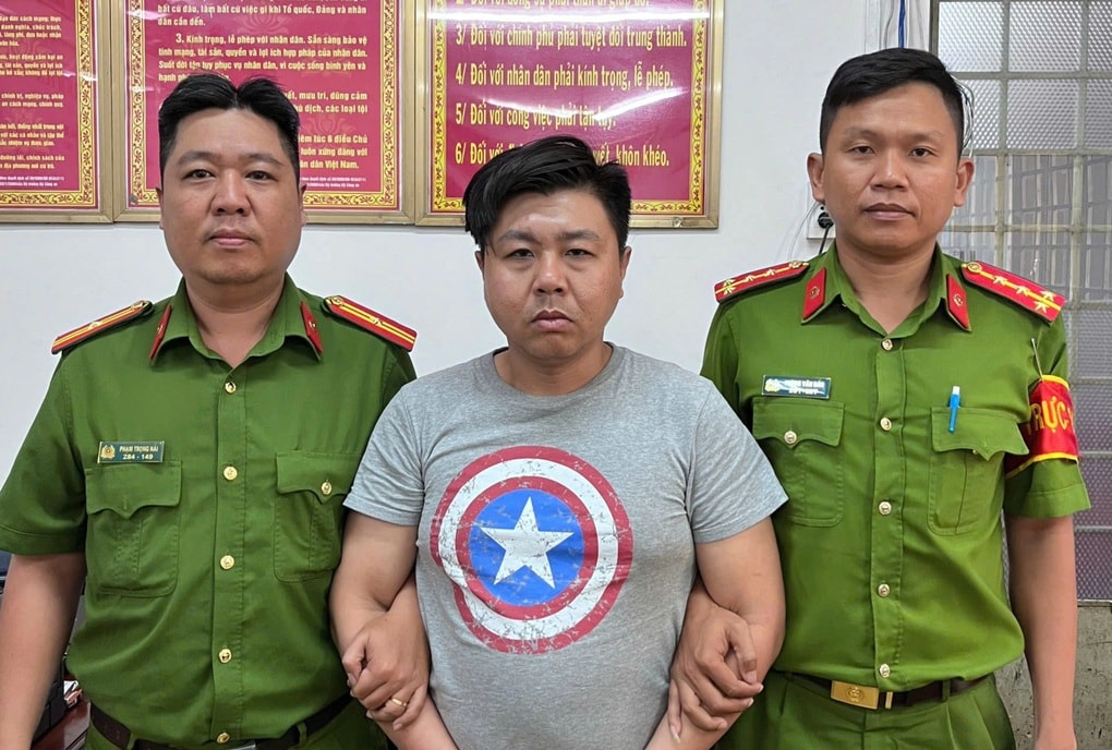 Bắt khẩn cấp kẻ đập phá đồ của nữ hành khách trước nhà ga T3 Tân Sơn Nhất - 1