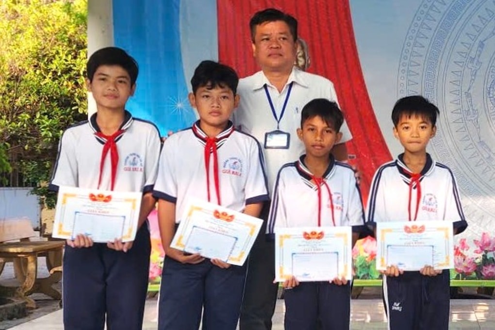 Tuyên dương 4 học sinh nhặt được điện thoại iPhone, trả lại người làm rơi - 1